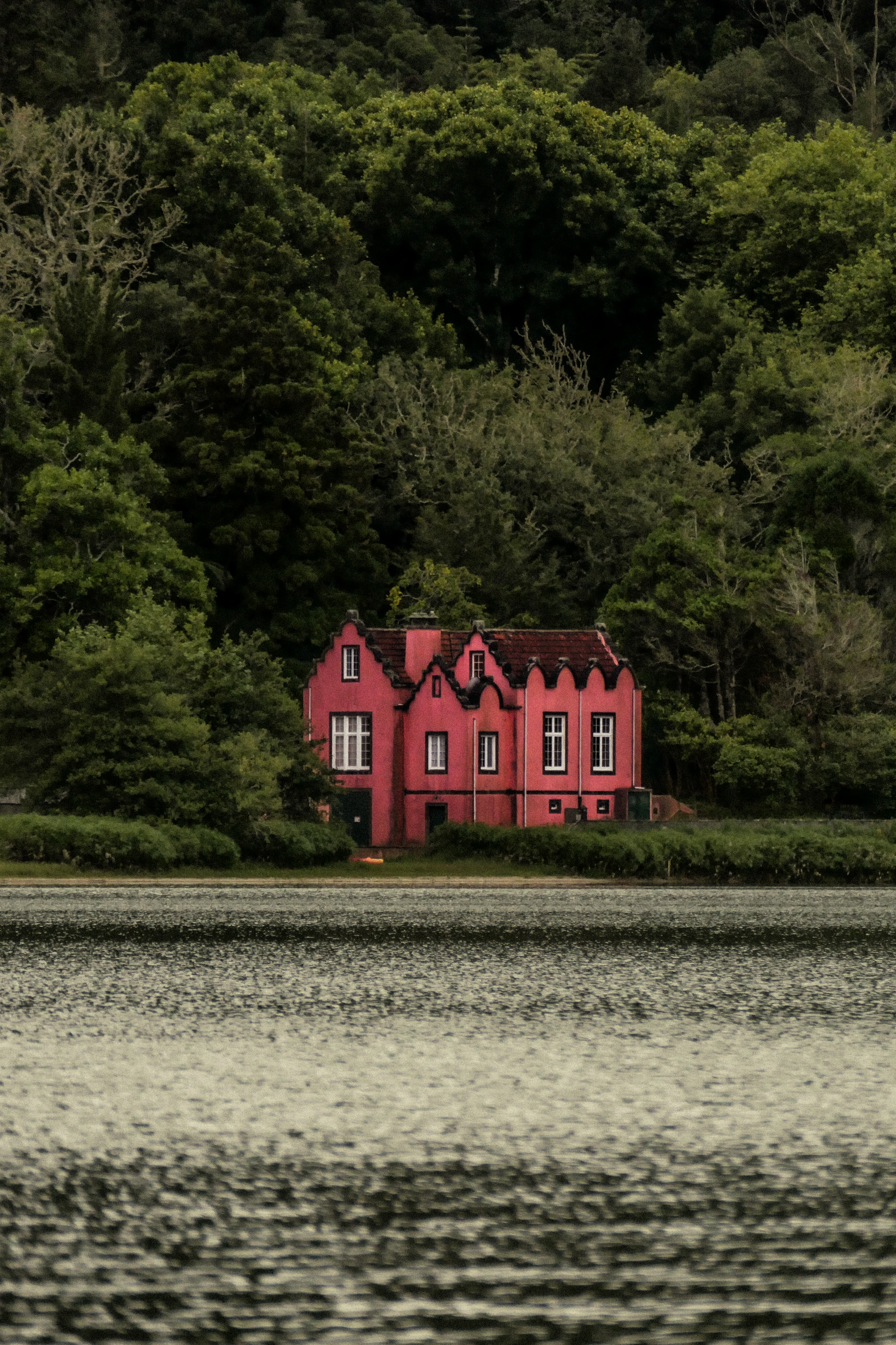 A hideaway home by the water — Atrio Magazine